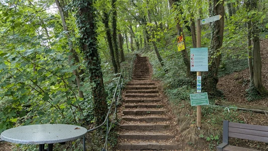 Winzige Täler und eine steinalte Höhle
