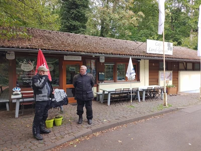 Winzige Täler und eine steinalte Höhle